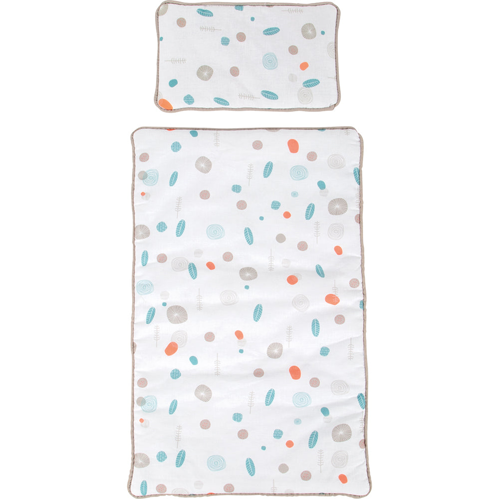 Ein weißes Babydecken- und Kissenset mit bunten Punkten und ovalen Mustern in Blaugrün, Grau und Orange im skandinavischen Design. Ideal für Puppengitterbetten oder als geschlechtsneutrale Wendebettwäsche.