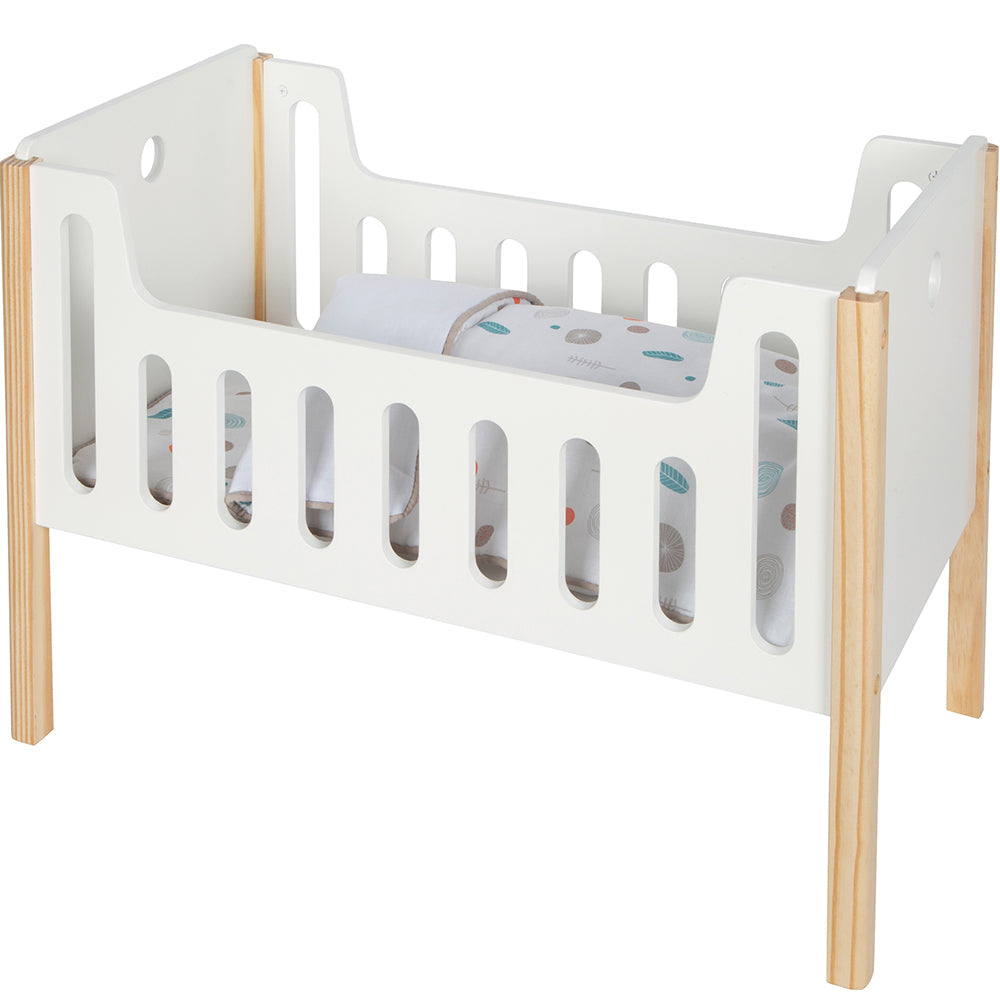 Weißes Puppengitterbett mit Holzbeinen und geschlechtsneutraler Wendebettwäsche, gestaltet im skandinavischen Design für Puppen oder Stofftiere.