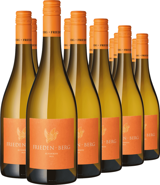Sieben Flaschen Auxerrois mit orangefarbenen Etiketten und Verschlüssen, in Reihen angeordnet.