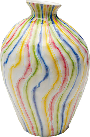 Eine handgefertigte Vase mit gewellten, bunten Streifen in Blau, Rot, Gelb und Grün – ein individuelles Kunstwerk für modernes Interieur.