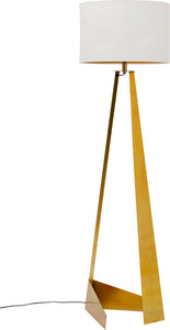 Moderne Stehlampe mit skulpturalem Design, weißem Lampenschirm aus Leinen und goldfarbenem, geometrischem Tripod-Gestell sowie sichtbarem schwarzem Kabel.