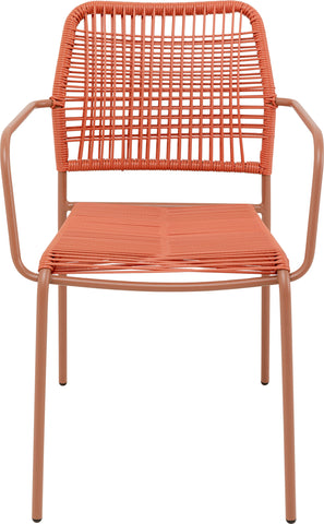 Vorderansicht eines modernen orangefarbenen geflochtenen Outdoor-Stuhls mit Metallrahmen und Armlehnen, perfekt für stilvolle Sitzgelegenheiten im Garten.