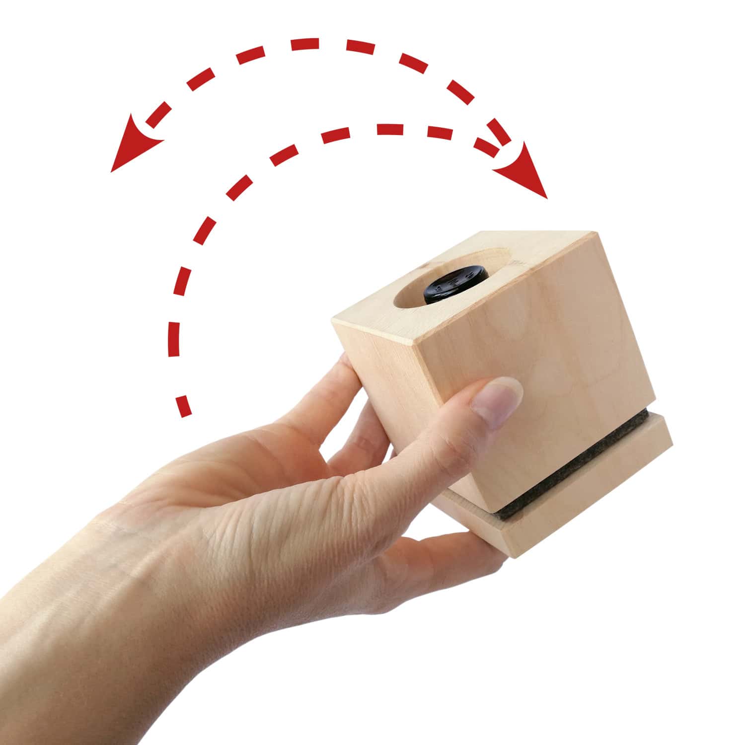 Die Hand hält das Zirbenwürfel-Set Premium-Edition; die roten Pfeile zeigen die Rotation an.