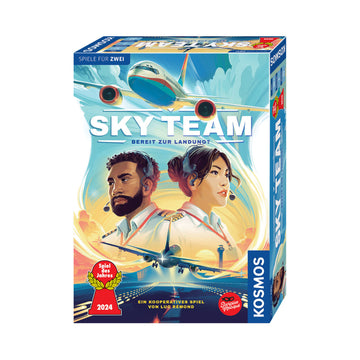 Box-Artwork von Sky Team, das zwei Piloten, Flugzeuge und einen blauen Himmel zeigt, mit dem Logo „Spiel des Jahres 2024“, das die Teamarbeit hervorhebt, die zum Flugzeugsteuern und Beherrschen der Landebedingungen erforderlich ist.