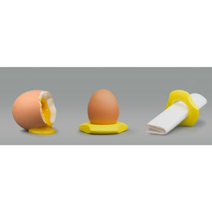 Ein weichgekochtes Ei auf einem gelben, aufgeschlagenen Eierbecher (Frühstücksei öffnen) liegt neben einer weißen Serviette in einem gelben Ring.