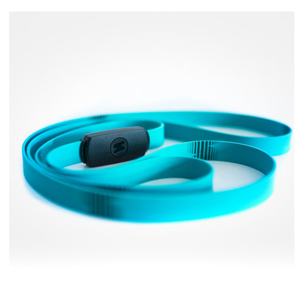 Ein gewickeltes blaues Übungswiderstandsband mit schwarzem Verschluss auf weißem Hintergrund, ideal für Functional Fitness und vielseitige Ganzkörpertrainer-Workouts.
