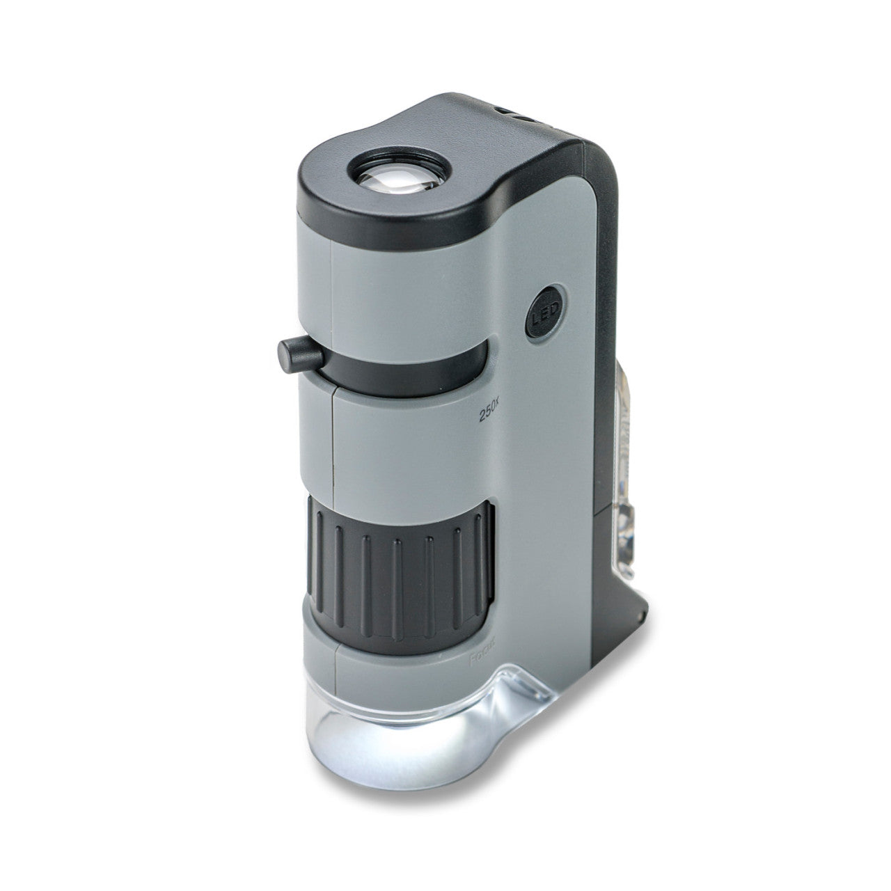 Ein kompaktes, handliches Taschenmikroskop in Grau und Schwarz mit LED-Licht, Fokus-Einstellknopf und Kompatibilität mit einem Digiskopie-Adapter für einfache digitale Betrachtung.