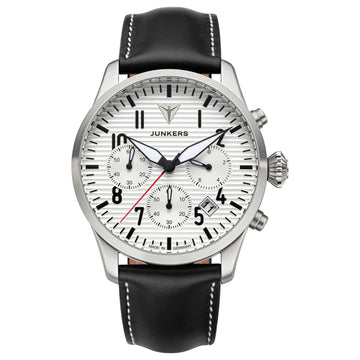Silberner Junkers Fliegeruhr-Chronograph mit weißem Zifferblatt, schwarzem Lederarmband und markanten schwarz-roten Zeigern. Hergestellt in Deutschland für zeitlose Präzision und Stil.