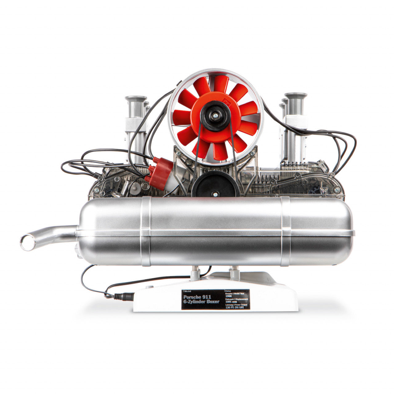 Vorderansicht eines FRANZIS Porsche Bausatz 6-Zylinder-Boxermotor-Modells mit rotem Lüfter und silbernem Auspuff, ausgestellt auf einem weißen Ständer.