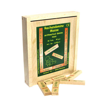 Holzbox mit der Aufschrift „Arithmetische Dominomasse“ und vorne verstreuten Dominosteinen aus Buchenholz, perfekt für Grundschüler und ideal als lustiges Domino-Spiel zum Lernen.