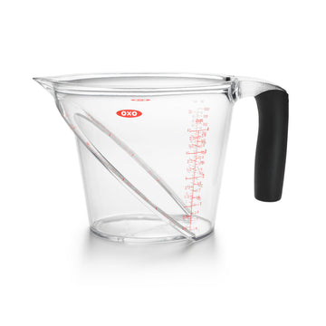 OXO Good Grips Messbecher aus durchsichtigem Kunststoff mit schwarzem ergonomischem Griff und roten Messmarkierungen; spülmaschinenfest für einfache Reinigung.