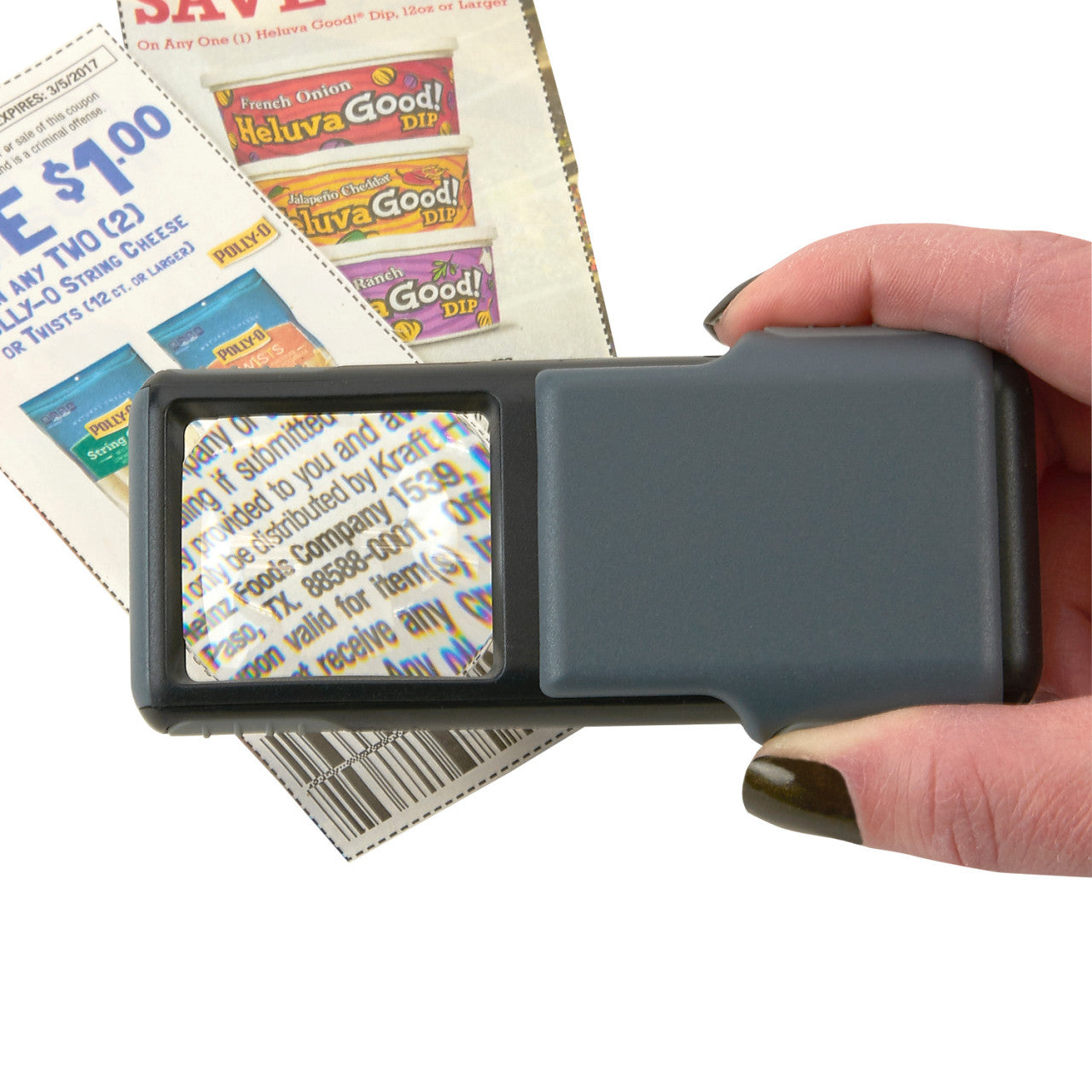 Eine Hand hält eine Taschenlupe mit LED-Leuchte über einen Coupon und vergrößert das Kleingedruckte, sodass es dank der kompakten Bauweise leichter zu lesen ist.
