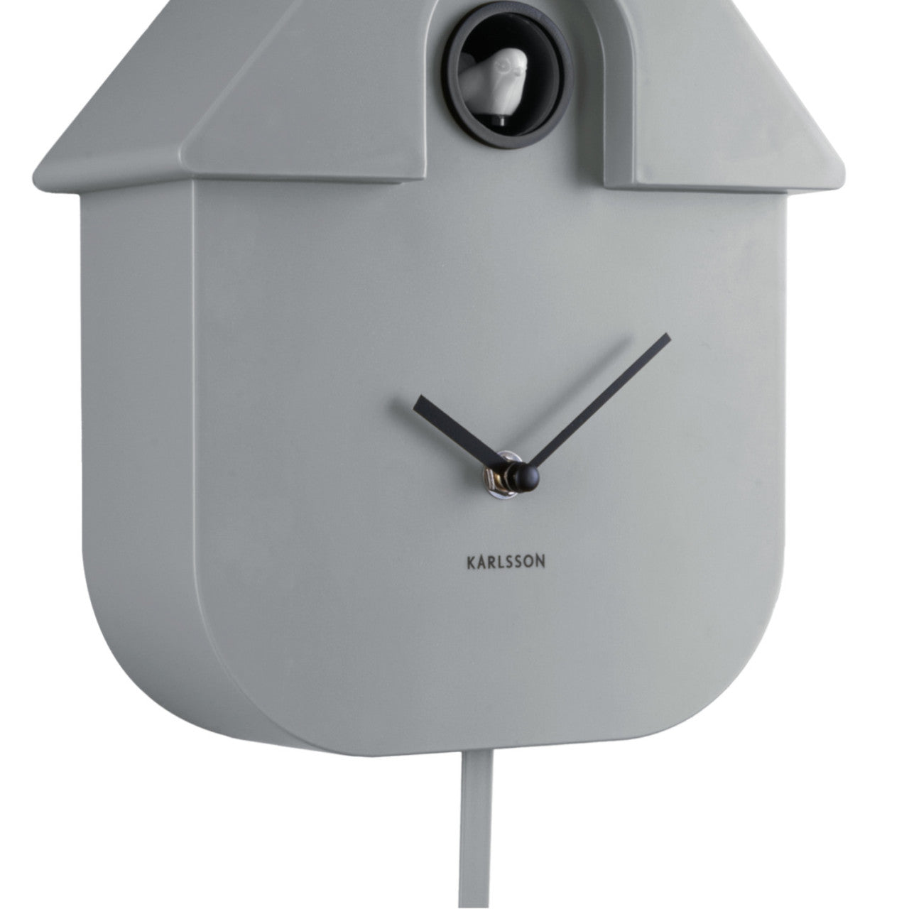 Minimalistische graue Kuckucksuhr mit schwarzen Zeigern und einer kleinen Vogelfigur in der oberen Öffnung, die modernen Kuckucks-Charme und minimalistisches Design präsentiert.
