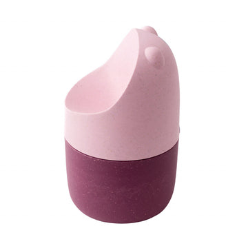 Rosa-lila Kindertöpfchen mit rundem, tierisch inspiriertem Design aus Bioverbundstoff auf weißem Untergrund.