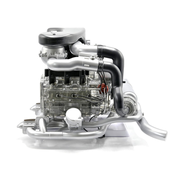 Ein klassischer Automotor mit sichtbaren Rohren und Komponenten, inspiriert von der Turbotechnologie des legendären Porsche 911 Turbo, dargestellt auf weißem Hintergrund.