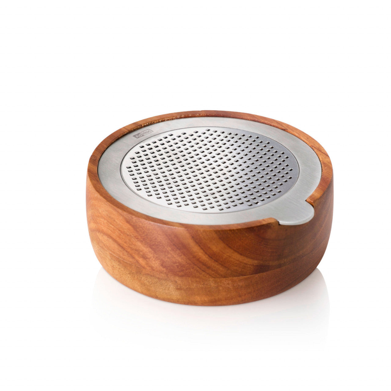 Rundes Teesieb aus Akazienholz mit einem Edelstahlgewebeeinsatz, konzipiert für PreciseGrate- und Feinreibe-Filterung, auf weißem Hintergrund.