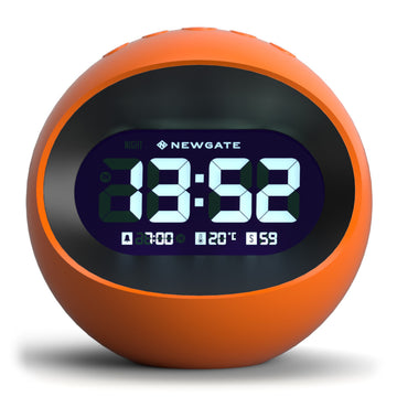 Runder orangefarbener LCD-Wecker mit britischem Design, der die Uhrzeit 23:52 auf einem großen, hintergrundbeleuchteten Multifunktionsdisplay anzeigt.