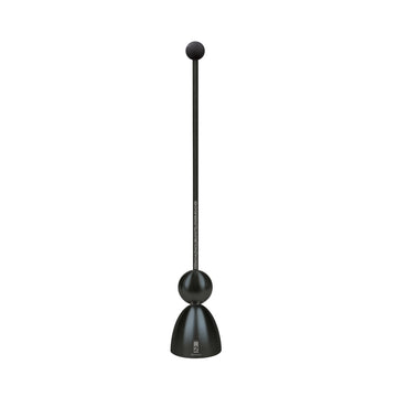 Eine elegante schwarze Toilettenbürste mit langem Griff und abgerundeter Silikonkugelbasis, die aufrecht vor einem weißen Hintergrund steht.