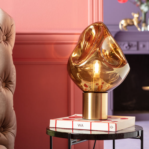 Tischleuchte Supernova Gold in einem Wohnzimmer