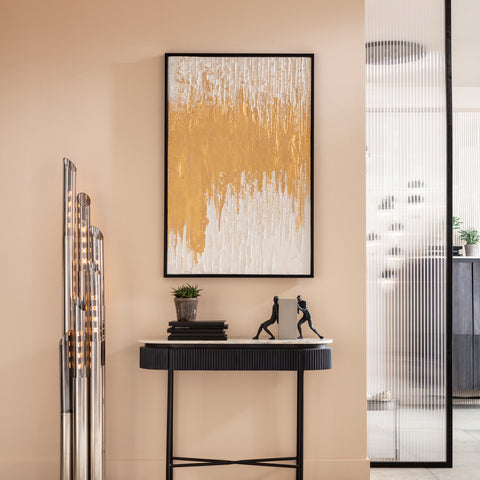 Moderner Eingangsbereich mit abstraktem gold-weißem Acrylbild als Wandschmuck über einem schwarzen Konsolentisch und dekorativen Skulpturen.