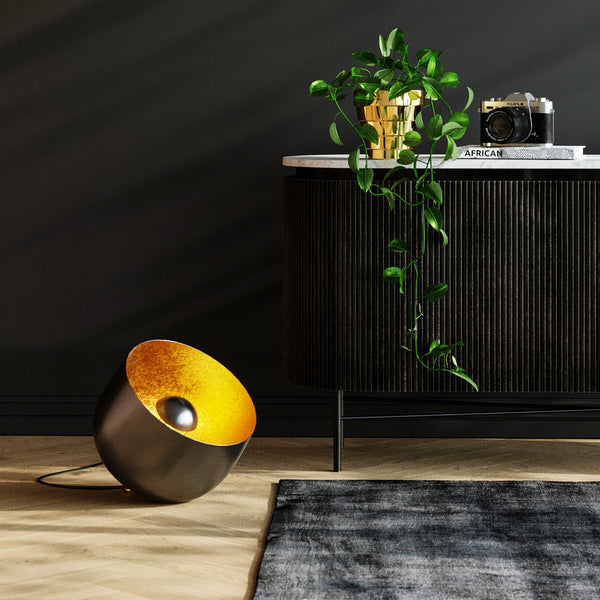 Bodenleuchte Apollon Smooth Ø35cm im Wohnzimmer neben einem Tisch stehend