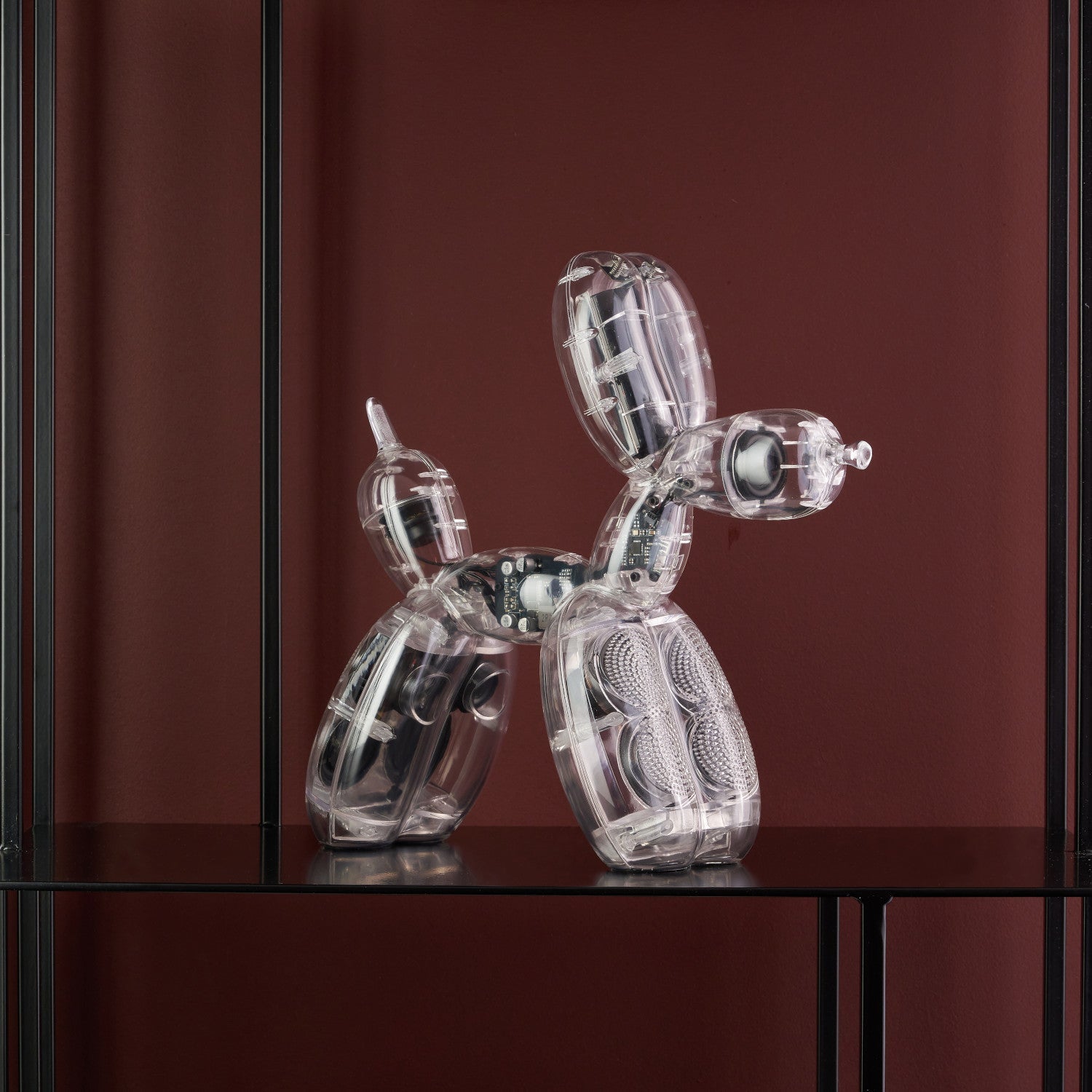 Acryl Balloon Dog Lautsprecher von Jeff Koons auf einem Regal.