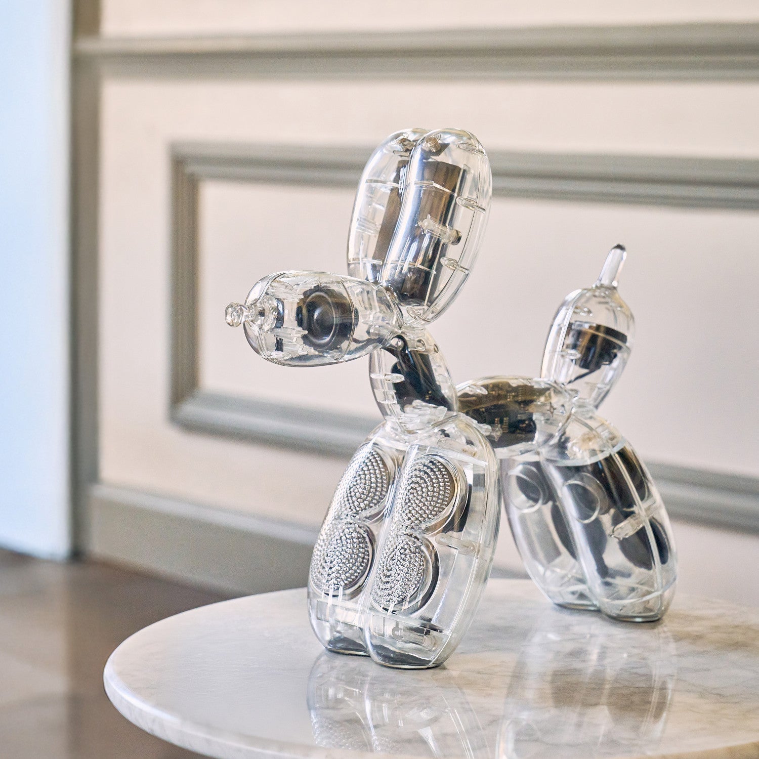Balloon Dog Lautsprecher von Jeff Koons - Acryl mit freiliegender innerer Mechanik.