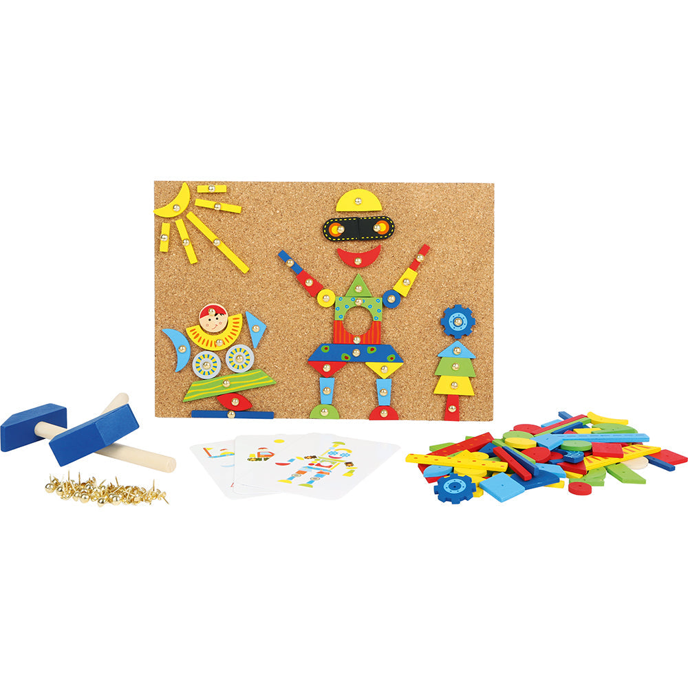 Kinder-Hämmerchenspiel-Set aus Korkplatten mit bunten geometrischen Teilen, Holzhämmerchen, Nägeln und Musterkarten für kreativen Bau- und Gestaltungsspaß.