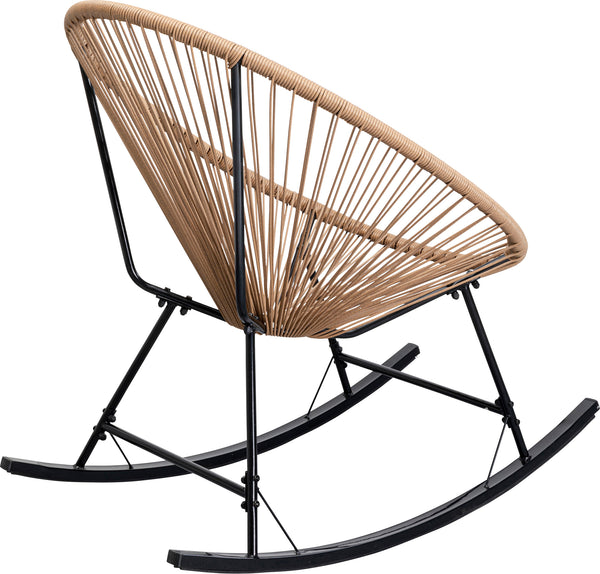 Moderner Schaukelstuhl im Acapulco-Design mit rund geflochtener Sitzfläche und schwarzem Metallgestell, von der Seite betrachtet – perfekt als auffälliger Outdoor-Stuhl.