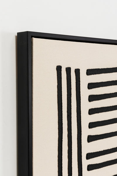 Nahaufnahme eines gerahmten abstrakten Wandbildes mit schwarzen strukturierten vertikalen und diagonalen Linien auf beigem Hintergrund – ein auffälliges handgemaltes Ölfarben-Leinwandbild in Schwarz und Creme-Weiß.