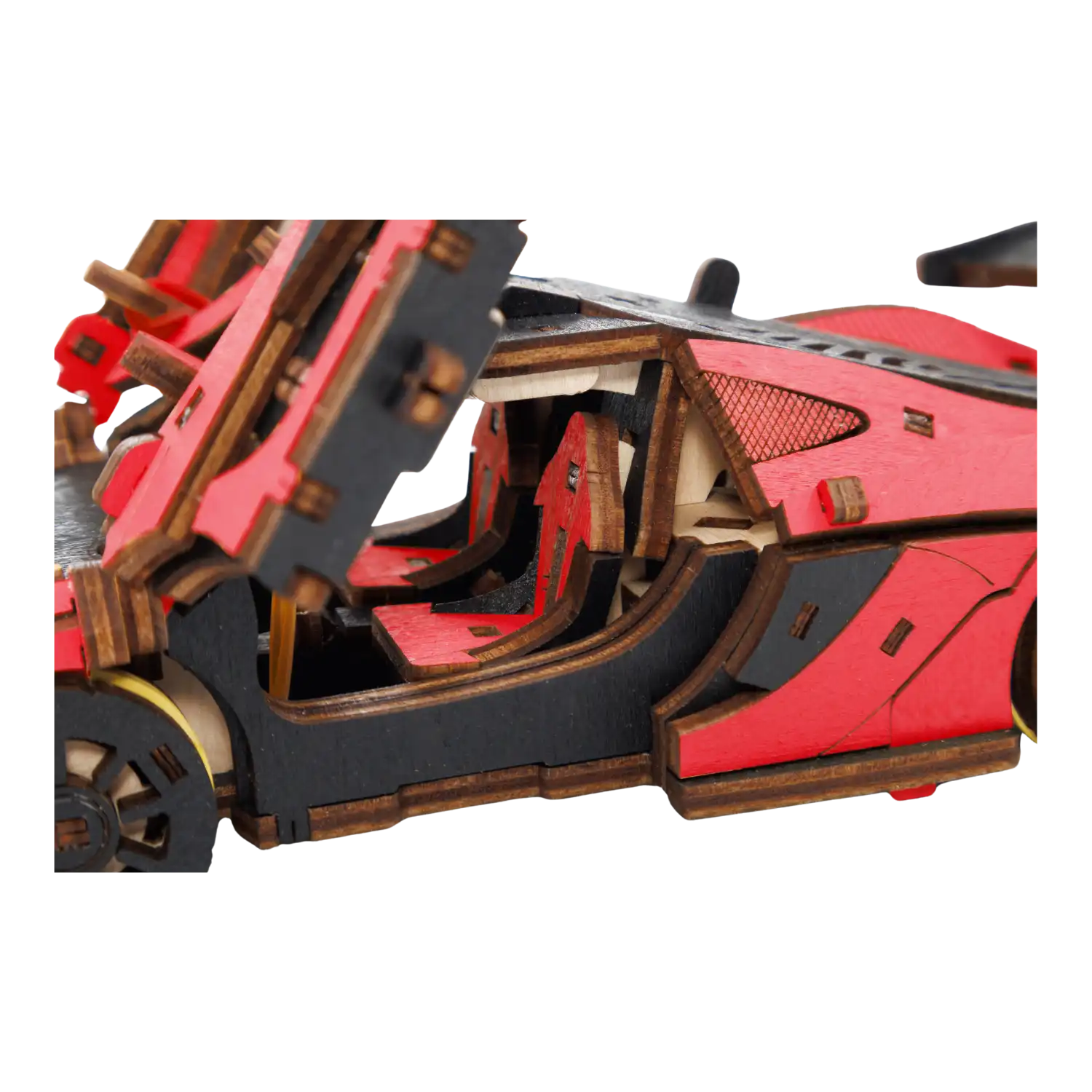 Eine Nahaufnahme des 3D-Holzpuzzles Auto in Rot. Es zeigt ein rot-schwarzes Rennauto aus Holz mit einer offenen Scherentür, hinter der sich detaillierte Sitze, ein Lenkrad und ein Armaturenbrett befinden – perfekt für Modellliebhaber.