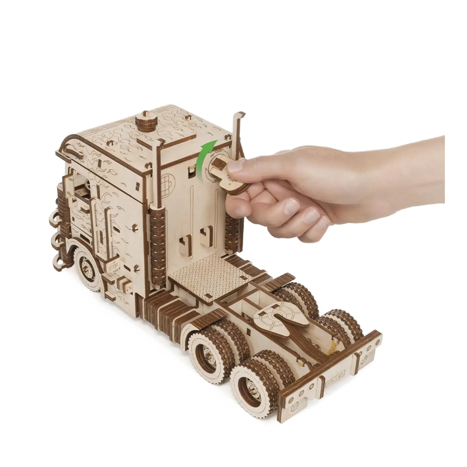 Eine Hand wickelt das 3D-Holzpuzzle Road King LKW mit Container auf seine Seite.
