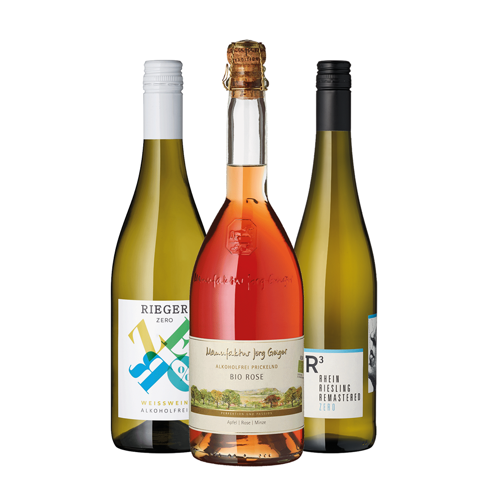 Drei Flaschen alkoholfreier Wein von Zero Heroes – Bio Rosé, Weiß und Riesling Remastered – stehen Seite an Seite und bieten stilvollen alkoholfreien Genuss für jeden Geschmack.