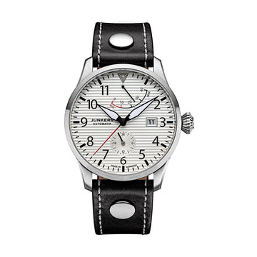 Eine Junkers Fliegeruhr-Armbanduhr mit weiß gestreiftem Zifferblatt, schwarzem Lederarmband und silbernem Gehäuse, die Uhrzeit und Datum anzeigt.