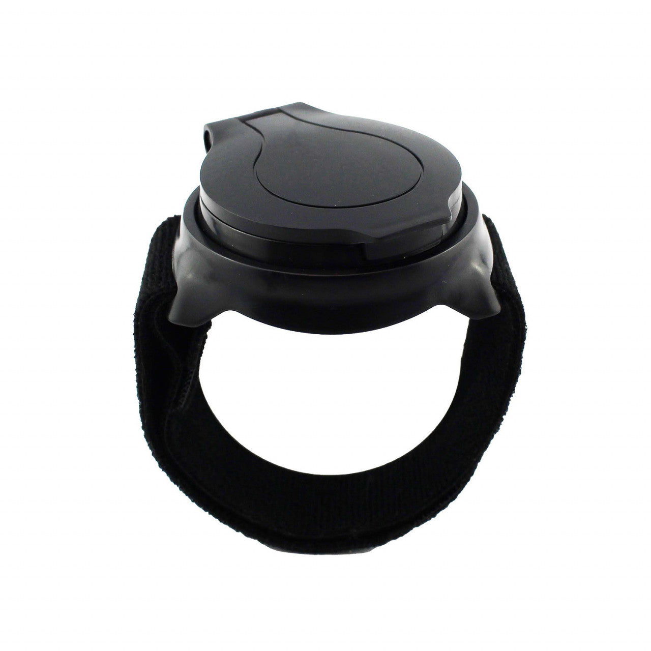 Schwarze Kunststoffkappe mit Klappdeckel, befestigt an einem verstellbaren schwarzen Riemen, zur Verbesserung der Sicherheit im Straßenverkehr, abgebildet vor weißem Hintergrund.