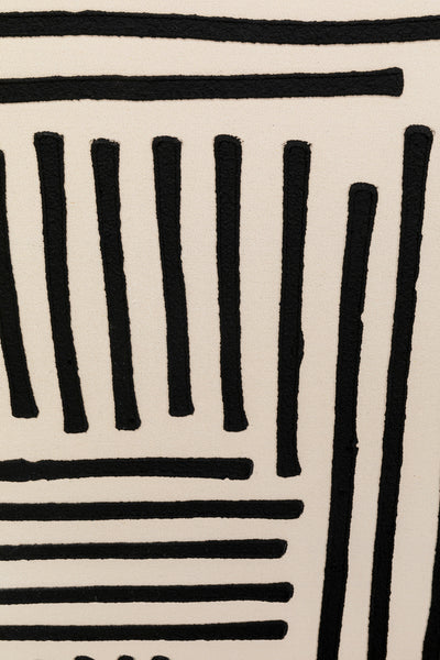 Schwarze vertikale und horizontale Linien bilden auf diesem Leinwandbild Schwarz Creme-Weiß ein geometrisches, gitterartiges Muster auf einem cremefarbenen Hintergrund und schaffen so ein elegantes, abstraktes Wandbild für moderne Innenräume.