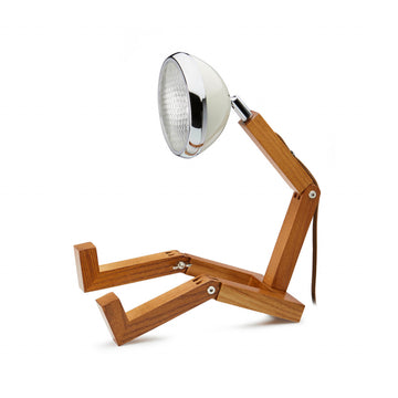 Moderne Schreibtischlampe mit einem hölzernen Eschenholz-Gelenkfuß in Form einer sitzenden Figur, flexiblen Gelenken und einem runden metallischen LED-Lampenschirm.