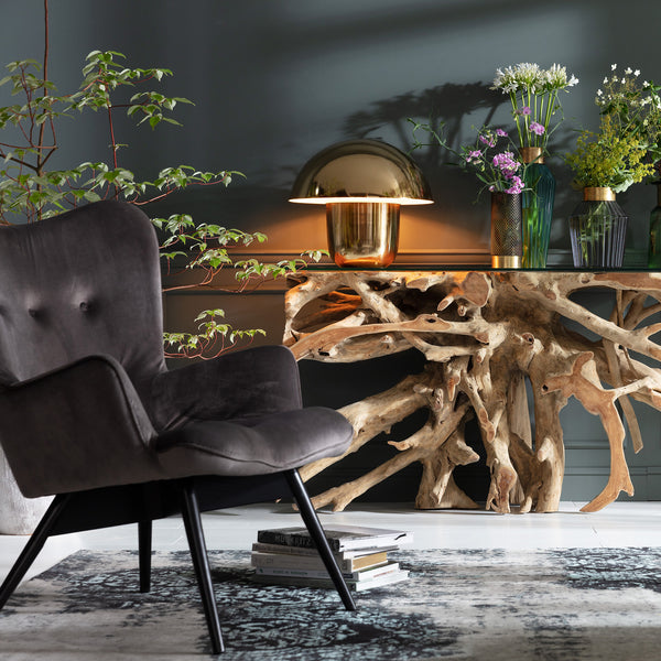 Tischleuchte Mushroom Brass 44cm in einem Wohnzimmer platziert