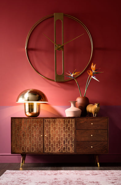 Tischleuchte Mushroom Brass 44cm auf einer Kommode platziert