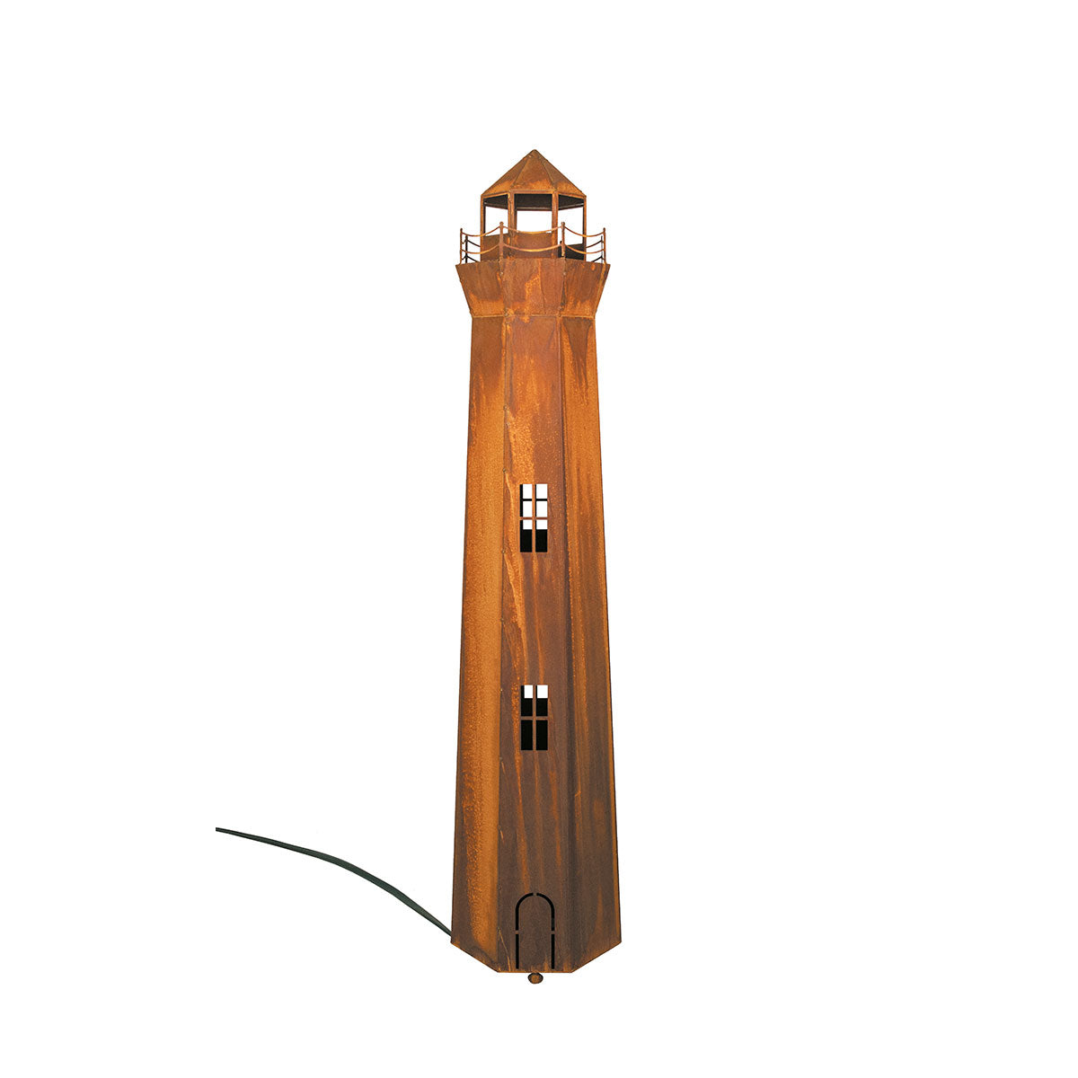 Hohes, rostfarbenes Metallobjekt Leuchtturm mit Fenstern und kleiner Kuppel in Edelrost-Optik, stehend auf weißem Untergrund.