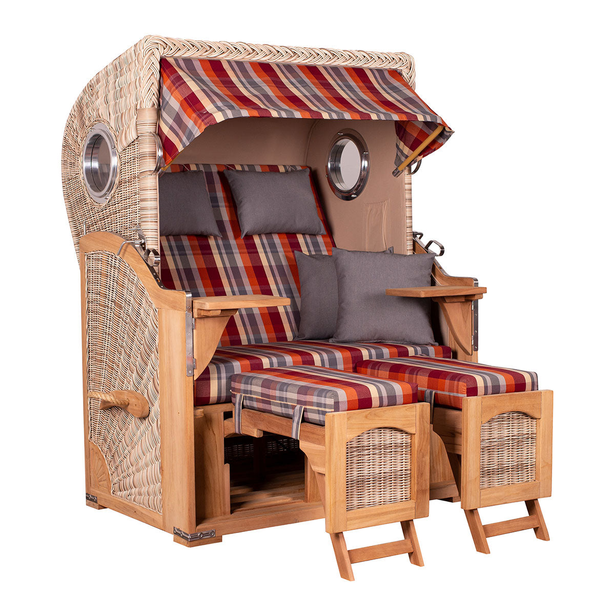 Premium-Strandkorb Düne mit rot karierten Kissen und Fußstützen.
