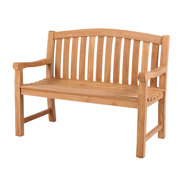 Teakholzbank mit vertikalen Lamellen an Rückenlehne und Sitzfläche, gefertigt aus Naturholz und mit Armlehnen auf beiden Seiten – ideal für die anspruchsvolle Outdoor-Gestaltung.