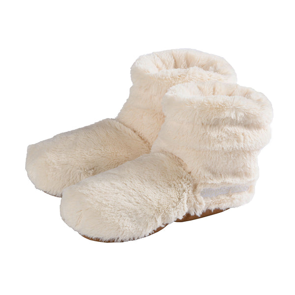 Ein Paar flauschige, cremefarbene Slippies®-Slipperstiefel mit weicher, gemütlicher Textur und kuscheliger Wärme für ultimativen Komfort.