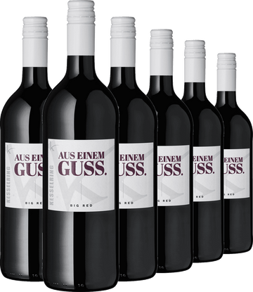 Sechs 1,0-Liter-Flaschen „Aus einem Guss – Big Red“ mit weißem Verschluss und schwarz-weißem Etikett von Bio-Pionier Lukas Kesselring – der ideale Schoppenwein für pure Trinkigkeit-Momente.