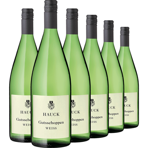 Sechs Flaschen Gutsschoppen 1,0 l aus Rheinhessen sind in zwei Reihen auf weißem Untergrund angeordnet.