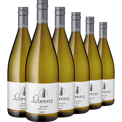 Sechs Flaschen Riesling halbtrocken 1,0 l mit weißen Etiketten in zwei Reihen angeordnet.