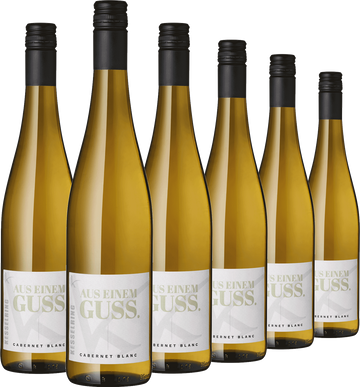 Sechs Flaschen „Aus einem Guss“ Cabernet Blanc mit weißen Etiketten und schwarzen Schraubverschlüssen, in einer Reihe angeordnet – perfekt für unvergessliche Weinmomente.