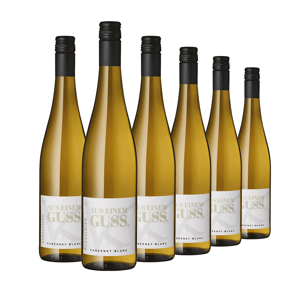 Sechs Flaschen „Aus einem Guss“ Cabernet Blanc mit weißen Etiketten und schwarzen Schraubverschlüssen, in einer Reihe angeordnet – perfekt für unvergessliche Weinmomente.