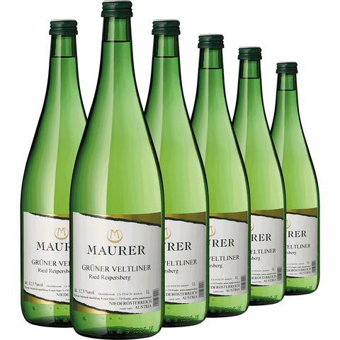 Sechs grüne Flaschen Ried Reipersberg Grüner Veltliner 1,0 l Weißwein, Etiketten nach vorne gerichtet und in einer Reihe angeordnet.
