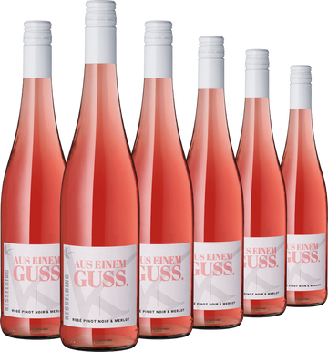 Sechs Flaschen „Aus einem Guss“ Pinot Noir & Merlot Rosé sind vor weißem Hintergrund aufgereiht – das ideale Wein-Degustationspaket, um edle Rosé-Aromen zu entdecken.